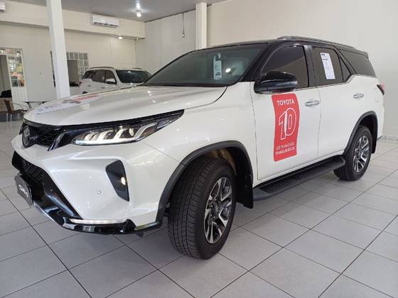 TOYOTA HILUX SW4 2.8 D-4D TURBO DIESEL DIAMOND 7L 4X4 AUTOMÁTICO